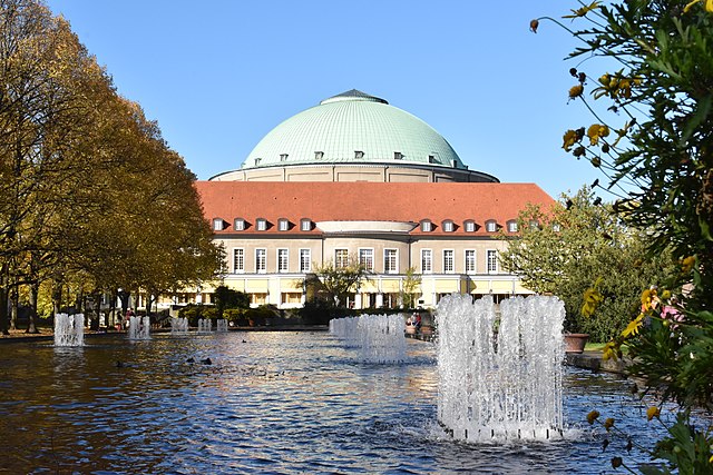 Blick auf den Kuppelsaal des Hannover Congress Centrum mit dem Springbrunnen des Stadtparks im Vordergrund