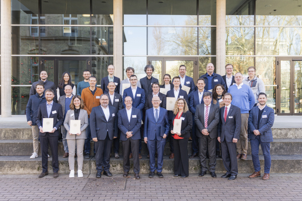 Das Projektkonsortium von "TyreRoadNoise" mit assoziierten Partner bei der Übergabe der Förderurkunden durch den parlamentarischen Staatssekretär Michael Theurer